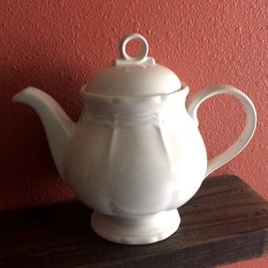 Mikasa French Countryside Teapot (Rare). 6-8oz cups! Perfect Condition
